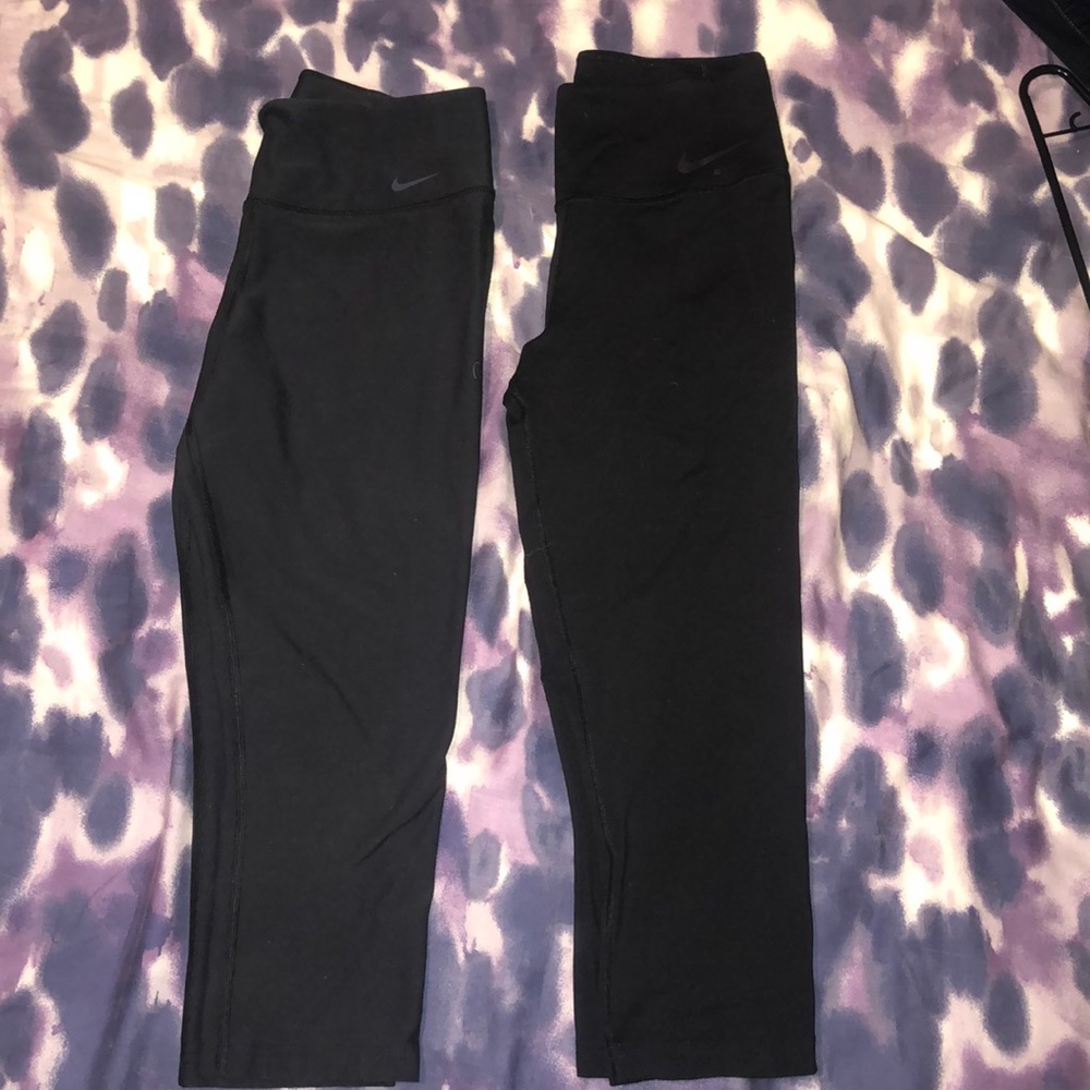 2 pairs of nike cropped leggings